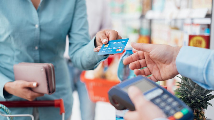 Person an der Supermarktkasse