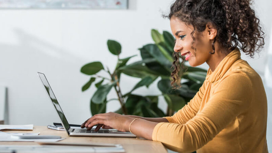 Frau sitzt am Laptop