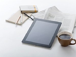 Tablet und Zeitung