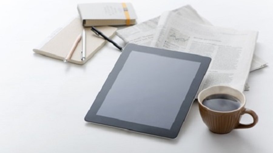 Tablet und Zeitung