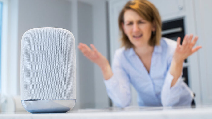 Frau mit Smart Speaker