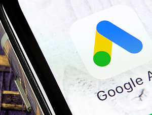 Google Ads Logo auf Smartphone