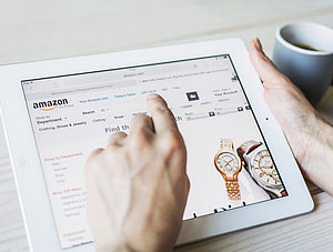 Amazon-Webseite auf Tablet