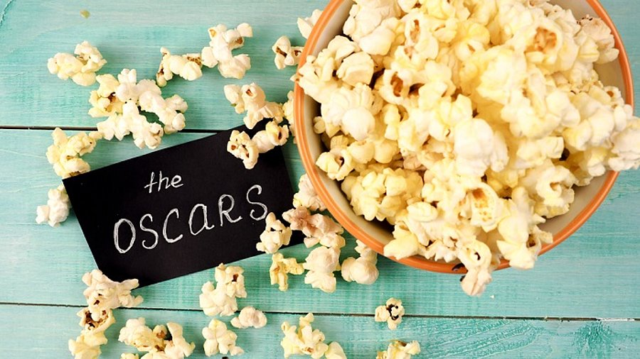 Oscars-Schild mit Popcorn