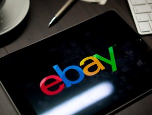 Logo des Online-Marktplatzes Ebay auf einem Tablet