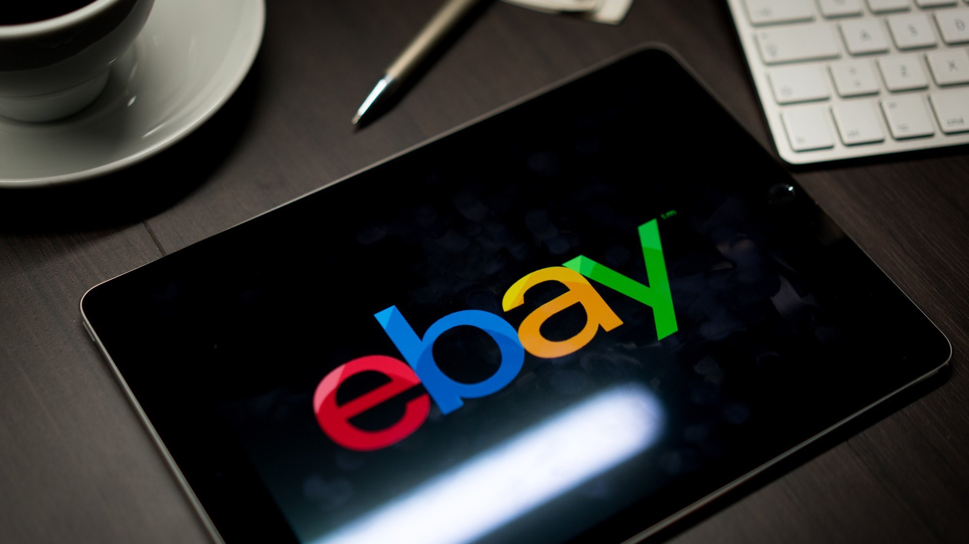 Logo des Online-Marktplatzes Ebay auf einem Tablet