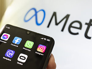 Smartphone mit Apps des Meta-Konzerns