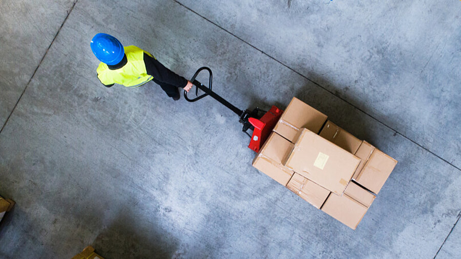 Logistik-Mitarbeiter im Lager