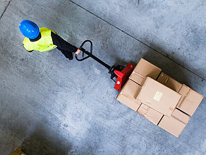 Logistik-Mitarbeiter im Lager