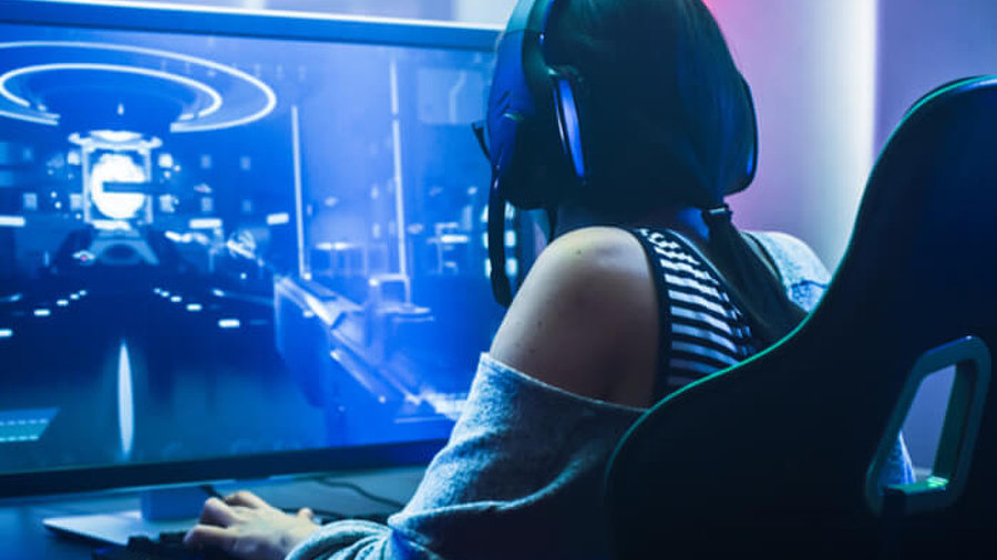 Gaming: Frau an Rechner beim Videospielen