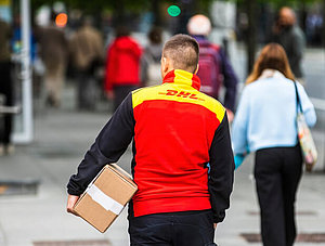 DHL Bote mit Paket