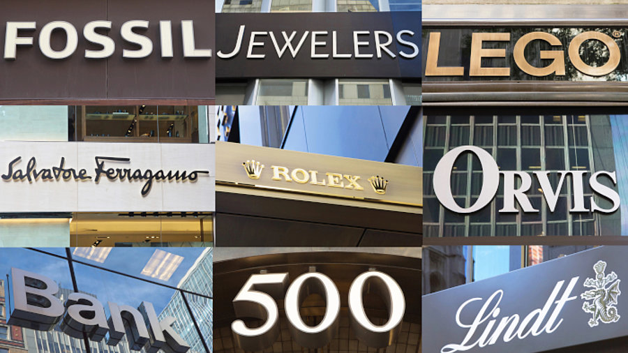 Logos bekannter Marken an der 5th Avenue