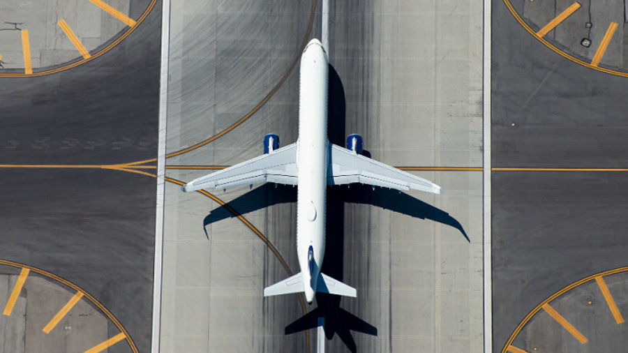 Flugzeug auf Rollfeld