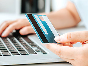 Online-Payment Laptop und Kreditkarte