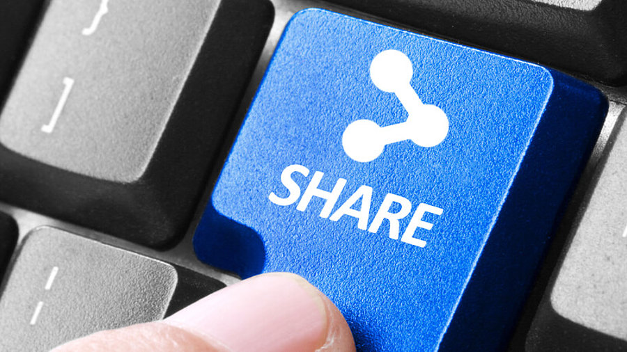 Finger auf Share-Taste