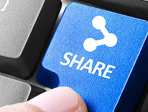 Finger auf Share-Taste