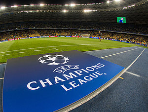 UEFA Champions League Logo auf Bande