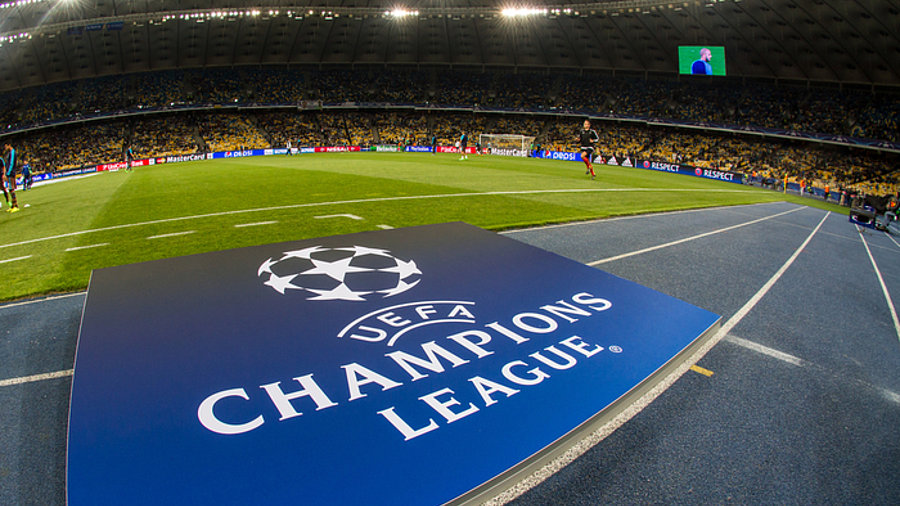 UEFA Champions League Logo auf Bande