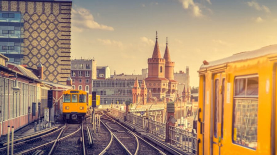 Blick auf Berliner Oberbaum Brücke mit Bahnen