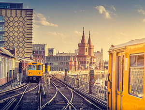 Blick auf Berliner Oberbaum Brücke mit Bahnen