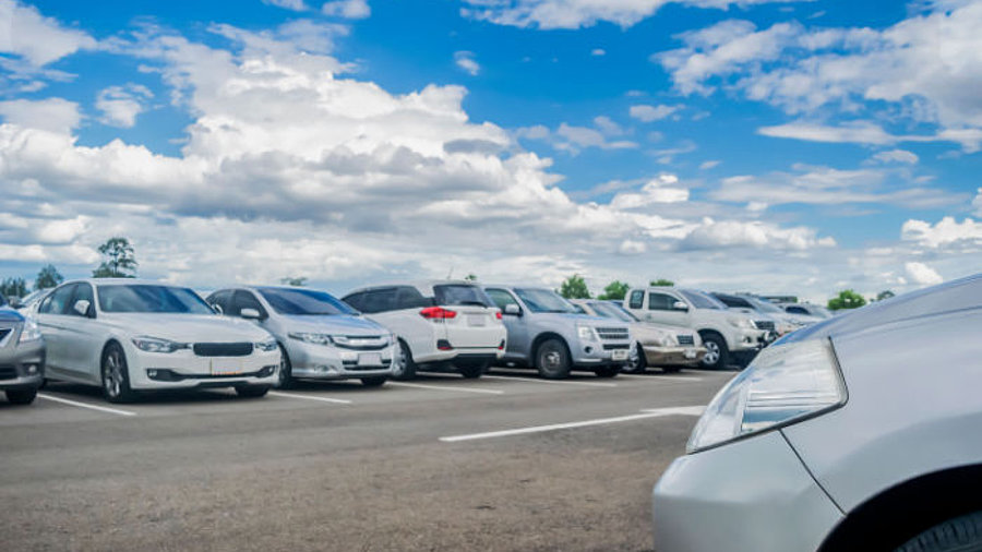 Autos parken auf Parkplätzen