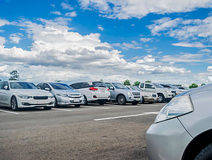 Autos parken auf Parkplätzen