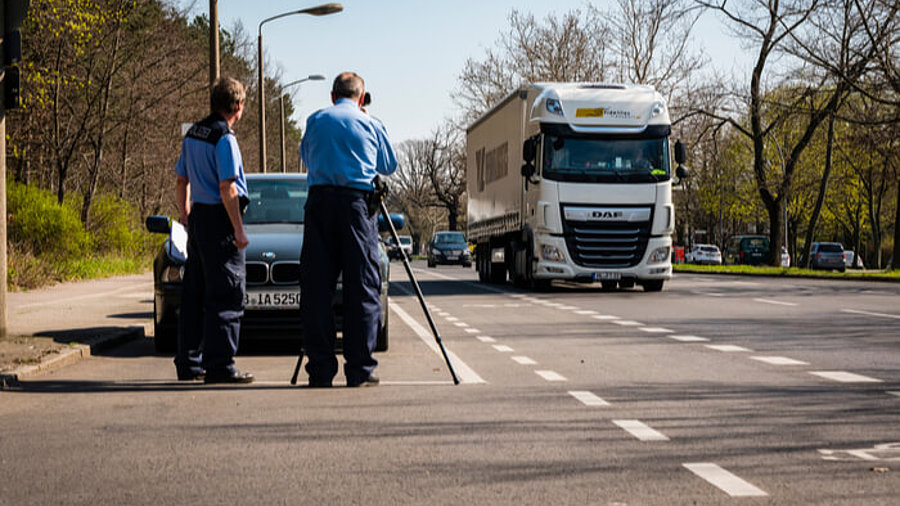 Lkw Geschwindigkeitskontrolle Polizei