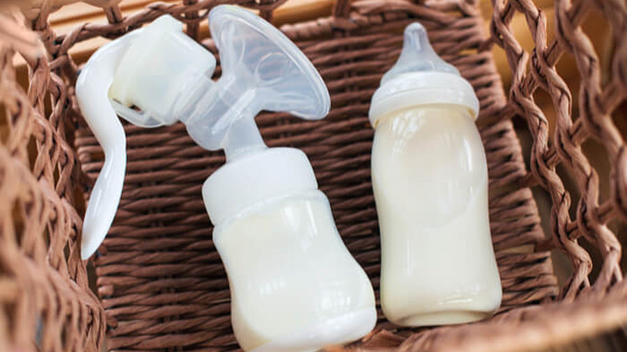 Milch abpumpen: Babyflasche mit Muttermilch