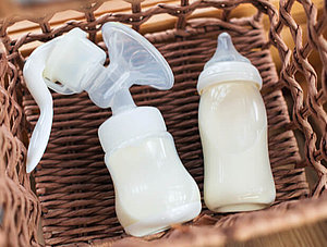 Milch abpumpen: Babyflasche mit Muttermilch