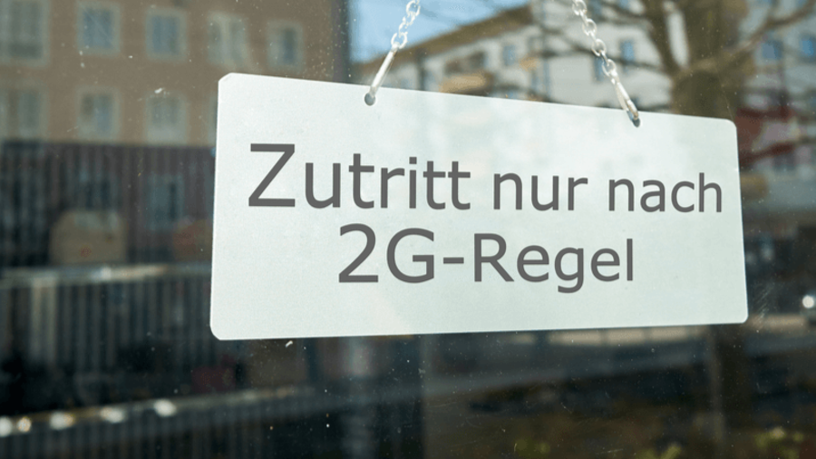 Schaufensterschild zu 2G-Regeln im Einzelhandel