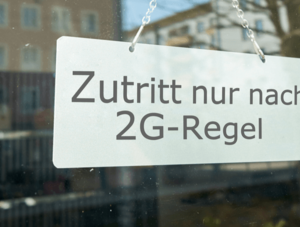 Schaufensterschild zu 2G-Regeln im Einzelhandel