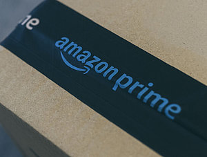 Amazon Prime-Logo auf einem Paket