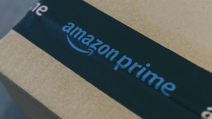 Amazon Prime-Logo auf einem Paket