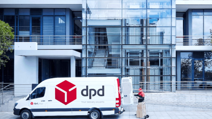 DPD Transporter vor Gebäude