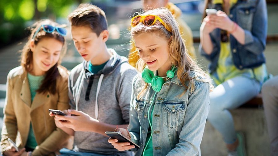 Teenager chillen mit Smartphones