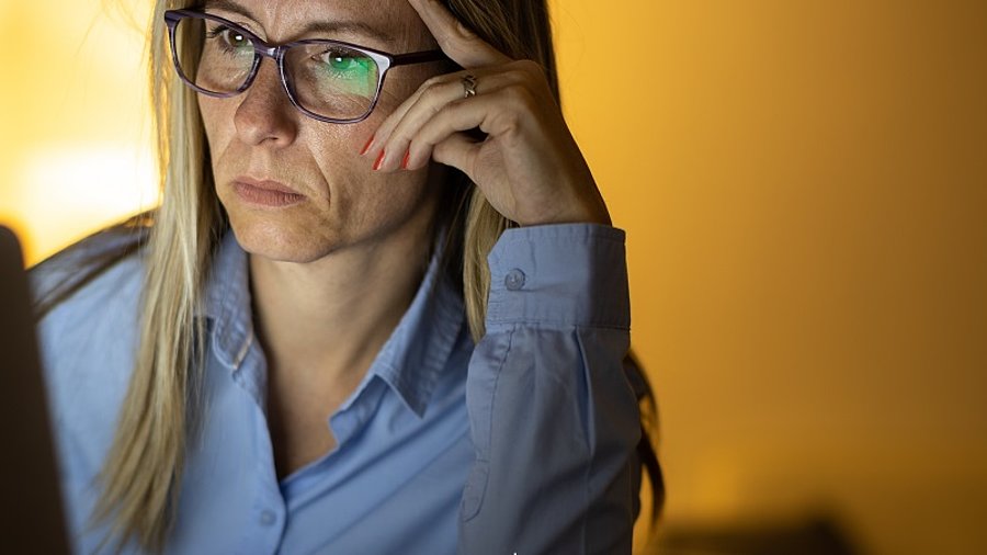 Frau vor Laptop