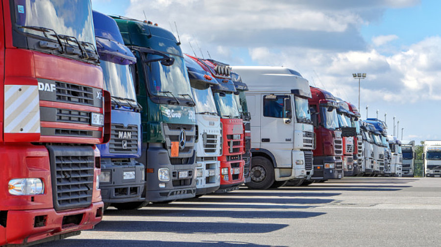 Verkehr und Emissionen: LKW in einer Reihe