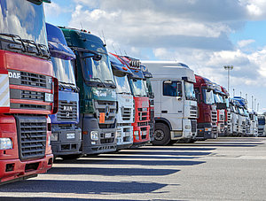 Verkehr und Emissionen: LKW in einer Reihe