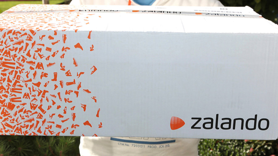 Paketbote mit Zalando-Paket in den H&auml;nden