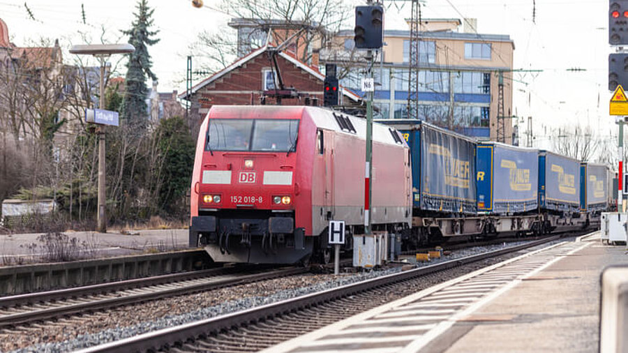 DB-Güterzug im Bahnhof