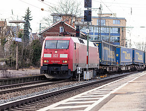 DB-Güterzug im Bahnhof