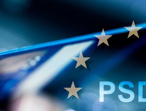 Kreditkarte mit PSD2-Schriftzug