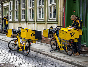 Zusteller der Deutschen Post am Zustellfahrad