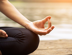 Frau macht Yoga im freien