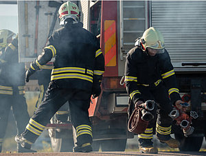 Feuerwehreinsatzkräfte im Einsatz (Symbolfoto)