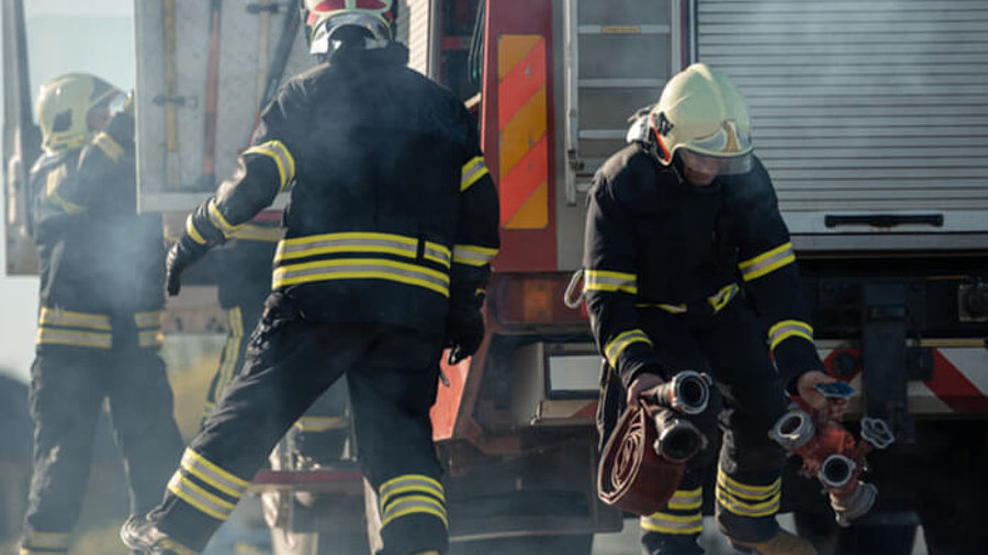 Feuerwehreinsatzkräfte im Einsatz (Symbolfoto)