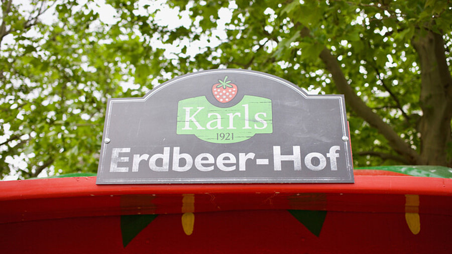 Schild Karls Erdbeer-Hof