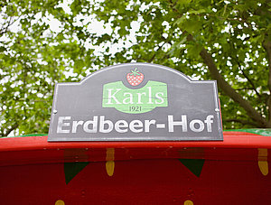 Schild Karls Erdbeer-Hof