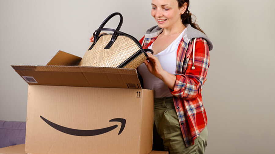 Frau mit Amazon-Paket