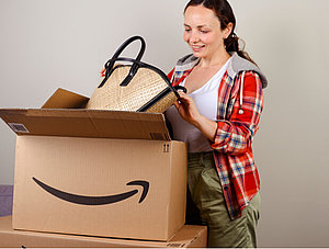 Frau mit Amazon-Paket